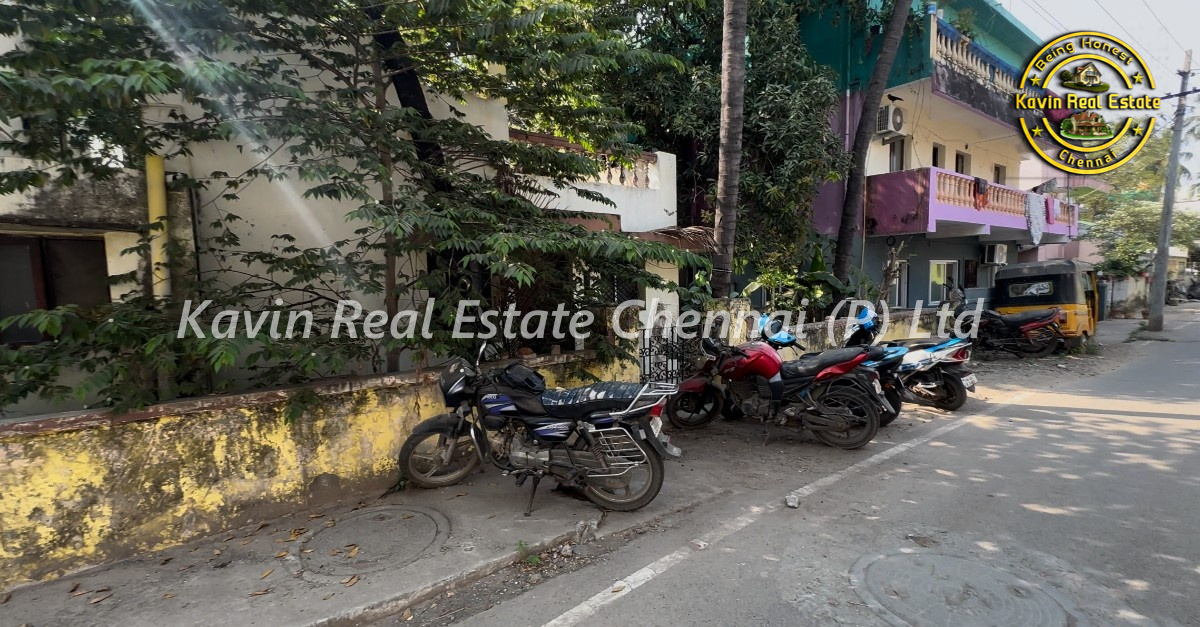 Old House for sale in Porur